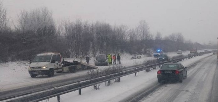 Silnice jsou sjízdné jen se zvýšenou opatrností