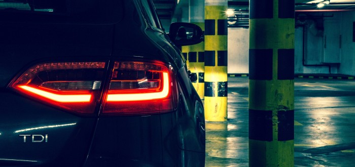 Pachatel se nestyděj ukájet mezi auty na parkovišti