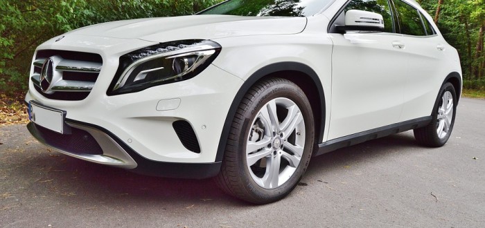 Mělo se jednat o bílé nebo stříbrné metalické vozidlo rodinného typu SUV s vyšší zadní částí