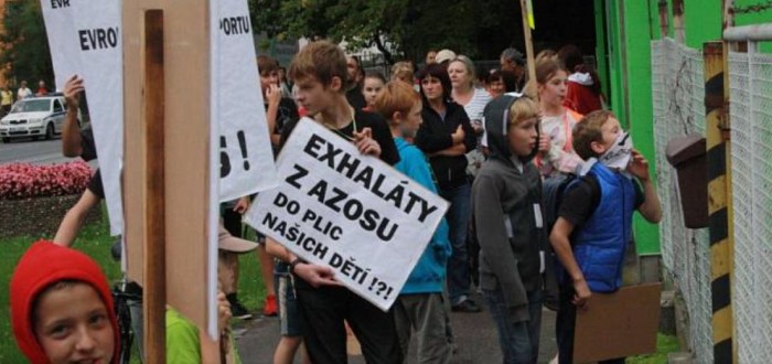 Jedna z protestních akcí před závodem AZOS Nymburk