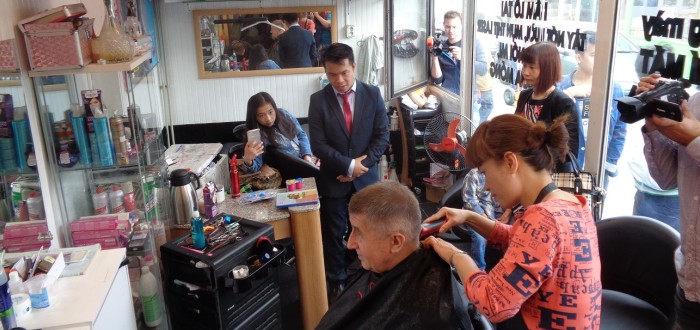 Andrej Babiš ve vietnamském kadeřnictví