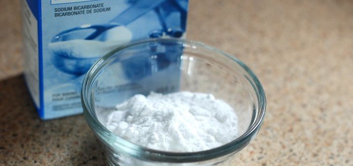 Jedlá soda má v domácnosti všestranné použití. Věděli jste, že umí zlikvidovat pesticidy z plodin?