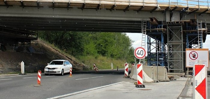 Letos budovaný most v křižovatce Skalka u Příbrami dal řidičům zabrat. Od kdy bude tento úsek dálnice volně průjezdný?