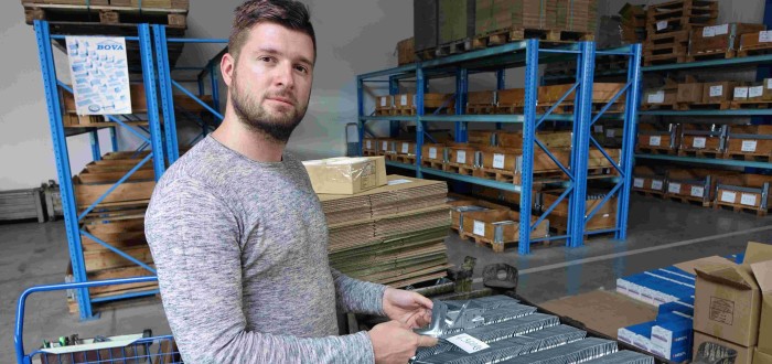 Jednatel firmy BOVA Jiří Ježek ukazuje, jaké typy kování společnost vyrábí. Jak se snaží firma udržet krok s konkurencí na trhu?
