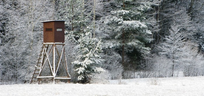 Muž se chtěl oběsit na posedu. Policie ho v poslední chvíli zachránila