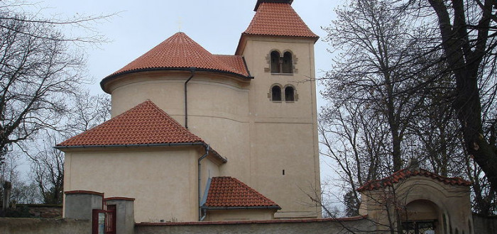 Kostel sv. Petra a Pavla, vlevo branka na hřbitov
