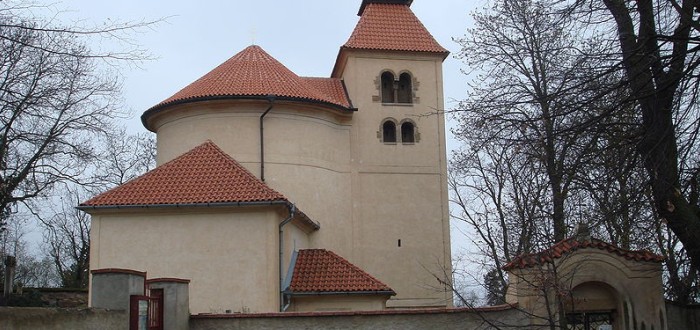 Kostel sv. Petra a Pavla, vlevo branka na hřbitov