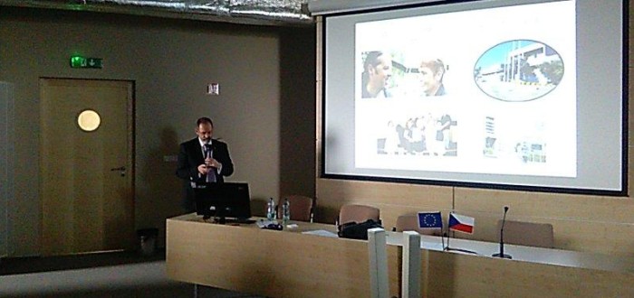 Profesor David Cromton přednáší v Národním ústavu duševního zdraví