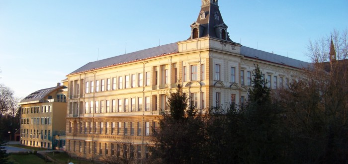 Opravy oken na ZŠ Tyršova vyjdou město na necelý milion korun