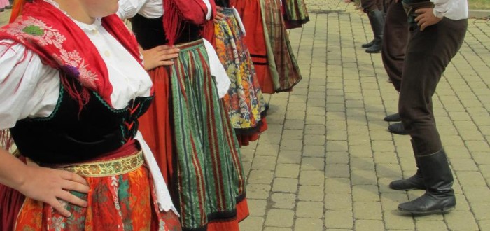 Lidové tance zatančí lidé v krojích