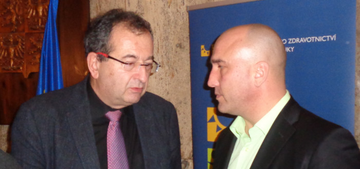 Profesor Cyril Höschl (vlevo) hovoří s ředitelem VZP Zdeňkem Kabátkem
