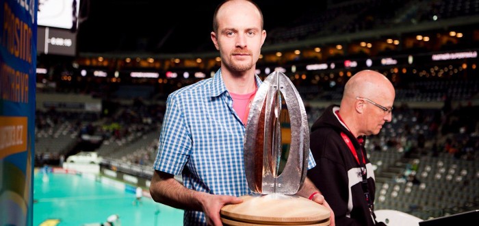 Trofej pro vítězky florbalové extraligy je také z jeho dílny