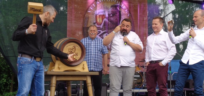 Sládek Vojtěch Homolka zahajuje akci naražením sudu