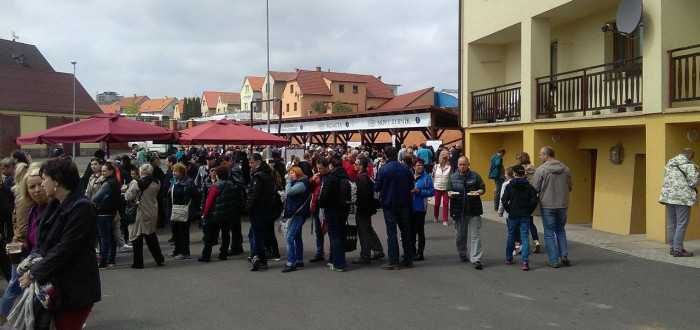 Obří fronta u jednoho ze tří stánků, kde se prodávaly rybí pochoutky