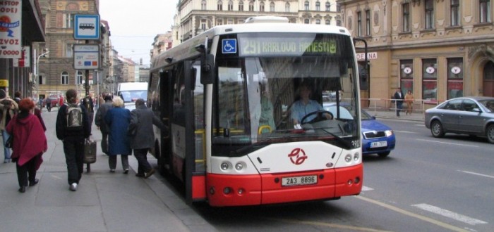 Pražská MHD zase jezdí v poloprázdninovém provozu. Důvod? Nejsou řidiči podobně jako v létě