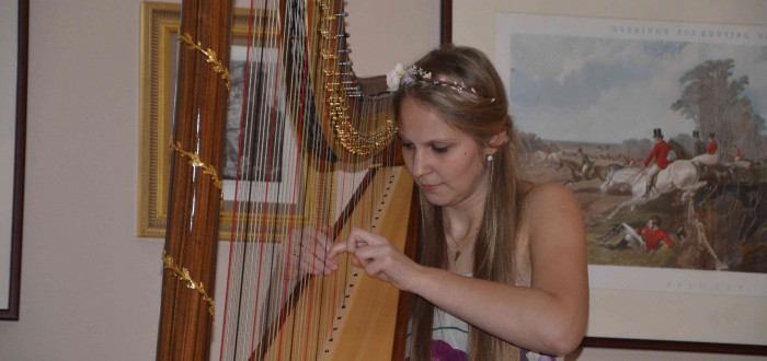 Barbora Plachá při hře na harfu