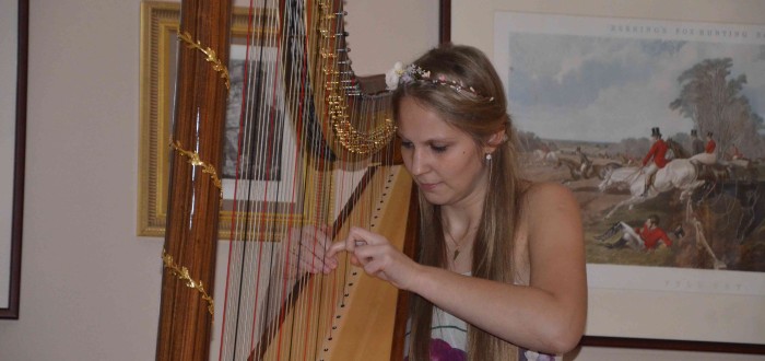 Barbora Plachá při hře na harfu
