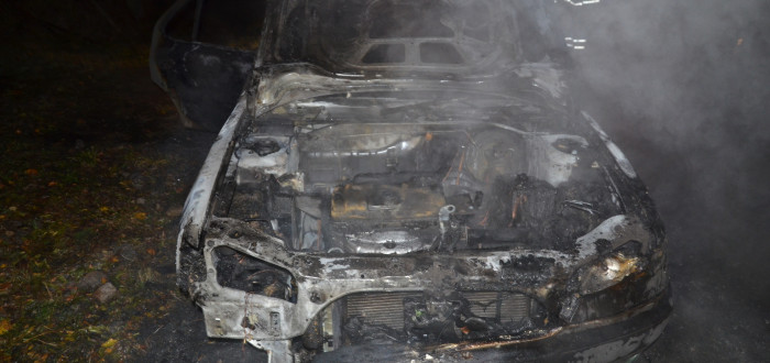 Totálně zničené auto. Zázrak, že to řidič přežil