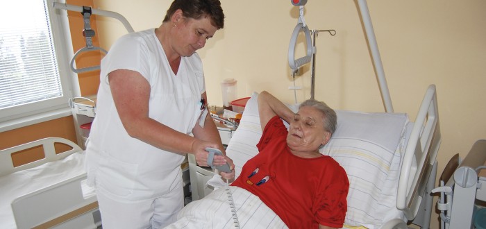 Díky polohovacím lůžkům se pacienti cítí příjemně
