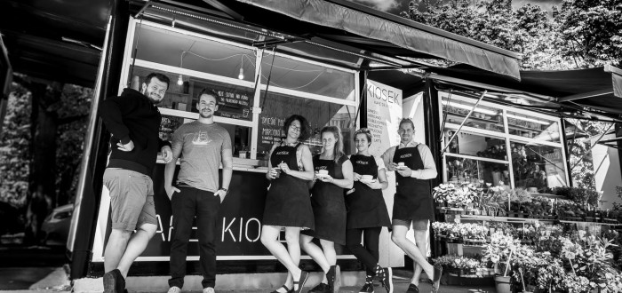 Kafe Kiosek je osvěžením v zajímavém prostředí