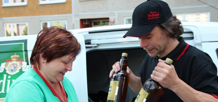 Paní Kratochvílová si týdně nechává vozit čerstvou dvanáctku Premium