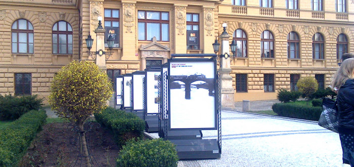 Výstava před budovou Muzea hlavního města Prahy