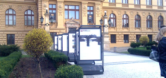 Výstava před budovou Muzea hlavního města Prahy