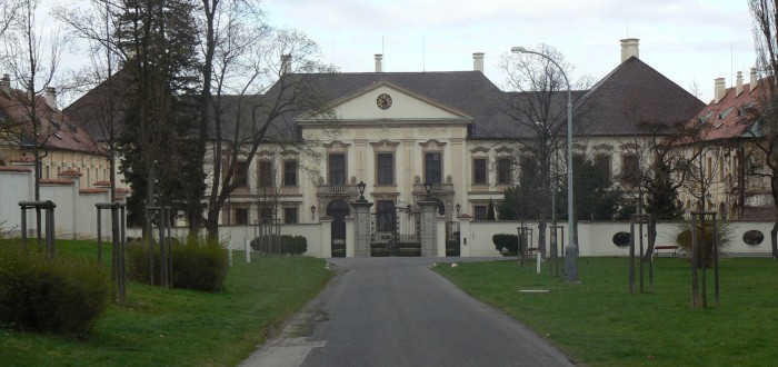 Při pochodu Courání Prahou projdete také okolo zámku v Kolodějích