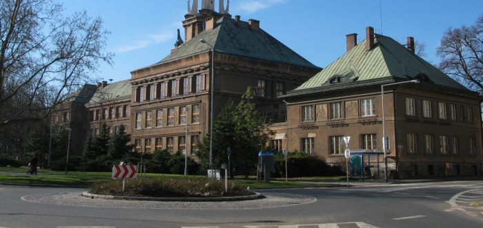 Pohled na gymnázium jako celek. V jakém stavu se nyní nacházejí fasády, se můžete podívat v naší fotogalerii