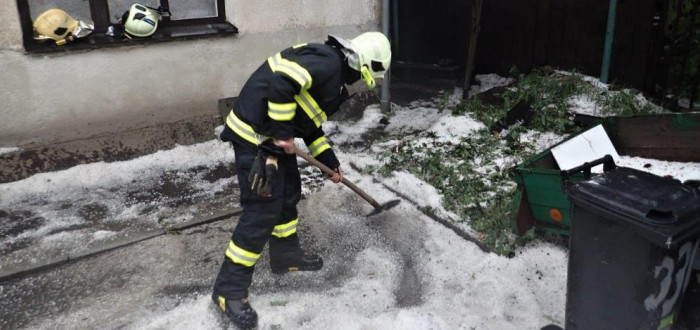 Místy dosahovala kroupová přikrývka 50 centimetrové výšky.