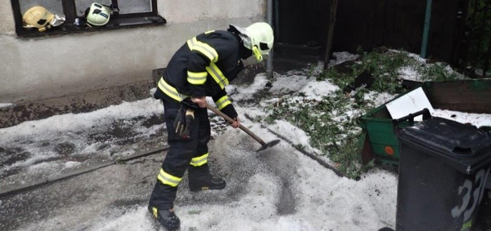 Místy dosahovala kroupová přikrývka 50 centimetrové výšky.