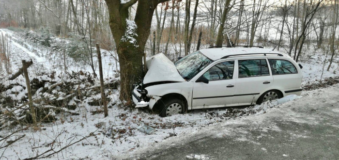 Řidič na namrzlé vozovce auto nezvládl