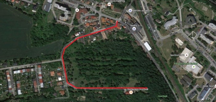 Na obrázku je vyznačená ulice Hostivítova, jejíž rekonstrukce potrvá do července.