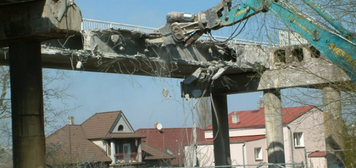 Demolice malínského mostu pokračuje