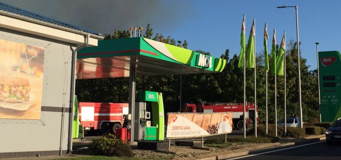 Kvůli požáru musela být uzavřená nedaleká benzinka i Barrandovská ulice