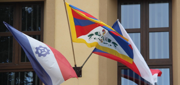 Tibetská vlajka bude vlát na mnoha místech ve Středočeském kraji. Víme, proč!
