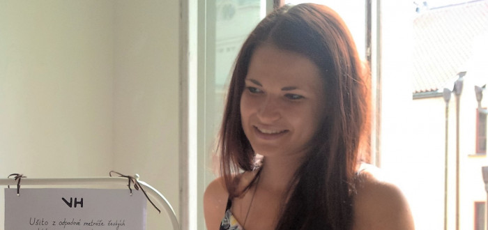 Veronika Hubková využívá k tvorbě oděvů zbytky materiálů a second hand