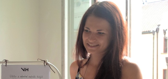 Veronika Hubková využívá k tvorbě oděvů zbytky materiálů a second hand