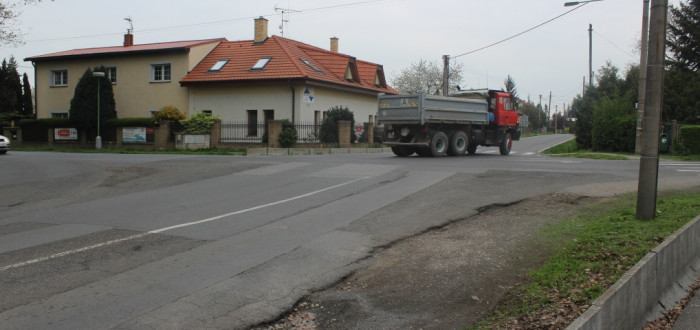 Nebezpečná křižovatka v Měšicích