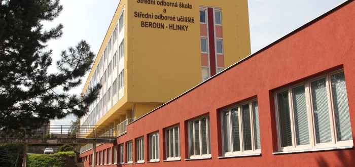 Zatepleny byly všechny budovy školy včetně střechy.