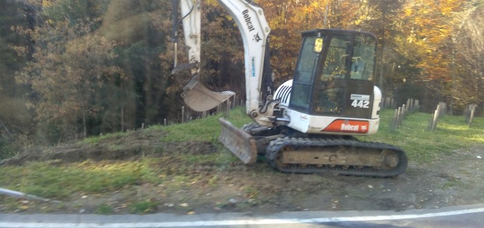 Terénní práce na náspu silnice v zatáčce u Psár