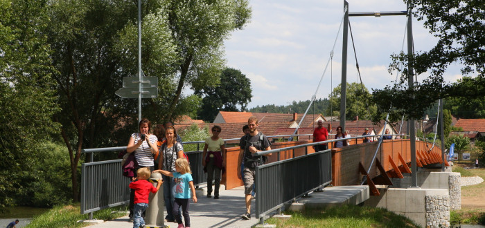 Visutá lávka u Zbořeného Kostelce přes řeku Sázavu