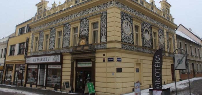 Peníze, které šly na umořování dluhu města, by scházely Kladnu třeba na opravy škol. Jak se město chce zbavit dluhové zátěže?