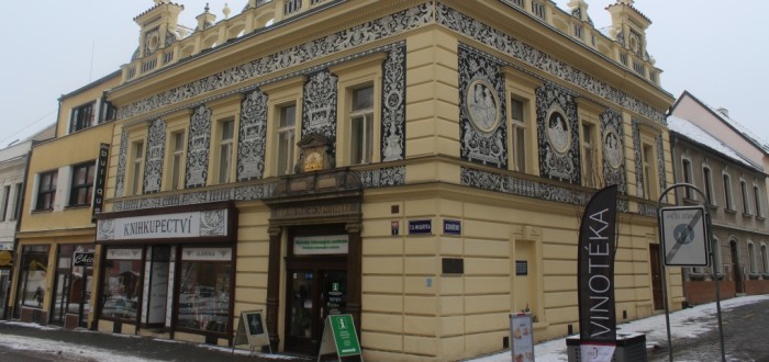 Peníze, které šly na umořování dluhu města, by scházely Kladnu třeba na opravy škol. Jak se město chce zbavit dluhové zátěže?