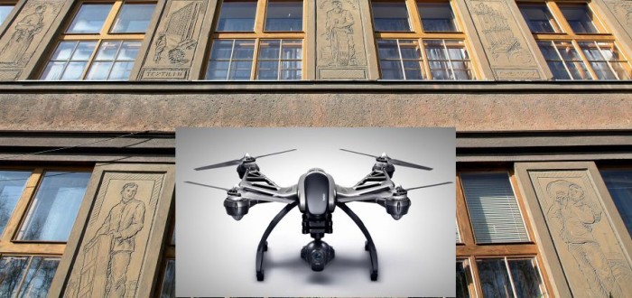 Proč se nad kolínským gymnáziem prohánějí drony?