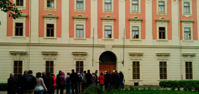 Před Invalidovnou se tvořily dlouhé fronty