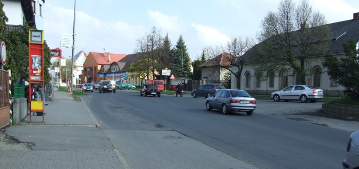 Přímo v centru Jesenice je kvůli počtu aut velký problém přejít silnici