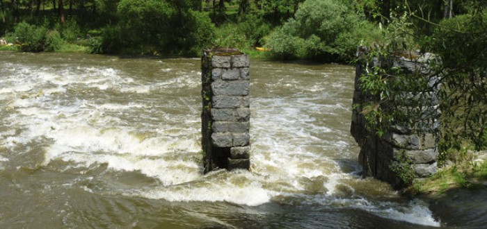 Polorozpadlé pilíře jezu Brejlov