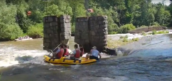 Při nehodě hrozí uváznutí pod kamenným pilířem