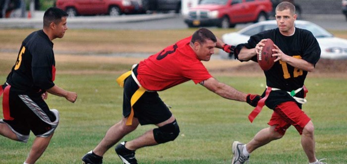 Flag football je kolektivním, bezkontaktním sportem. Pravidly je nejvíce podobný americkému fotbalu